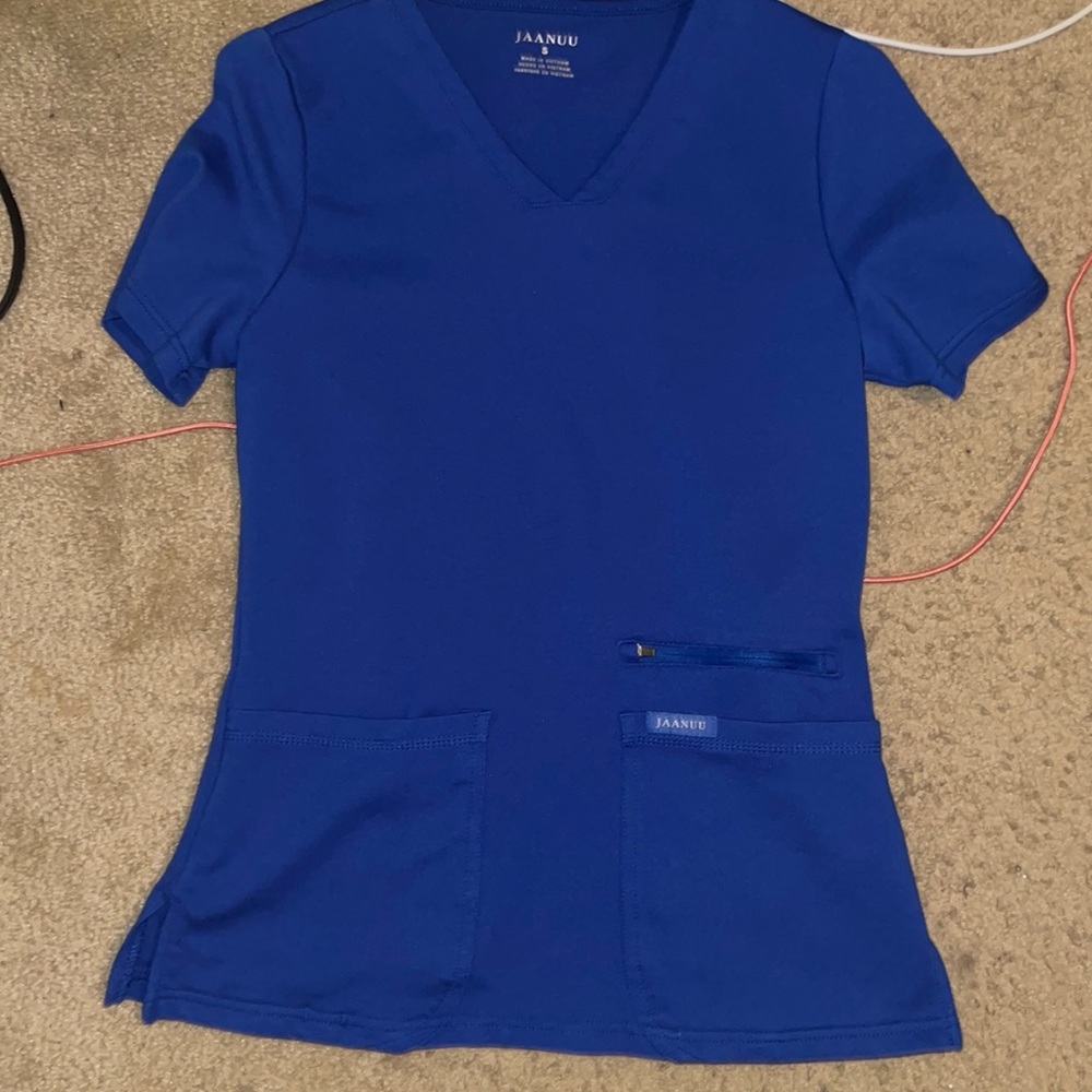 JAANUU three-pocket scrub top
